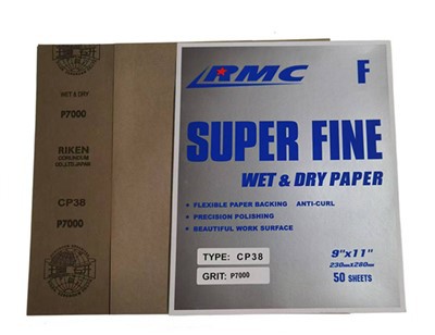 Papel de lija húmedo y seco de grano 400.